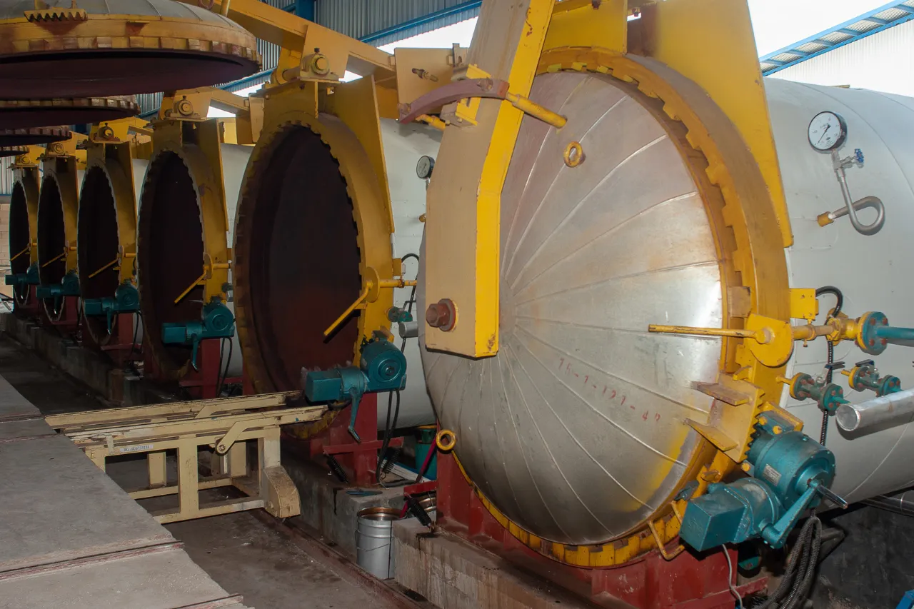 Autoclavi industriali con portelli circolari in stabilimento