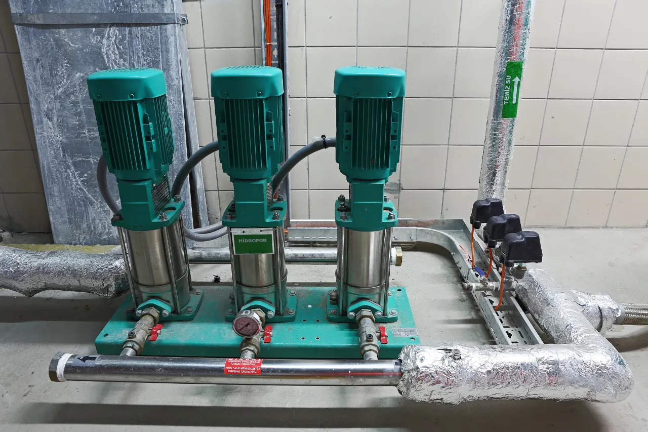 Tre pompe idriche verticali in un impianto tecnico