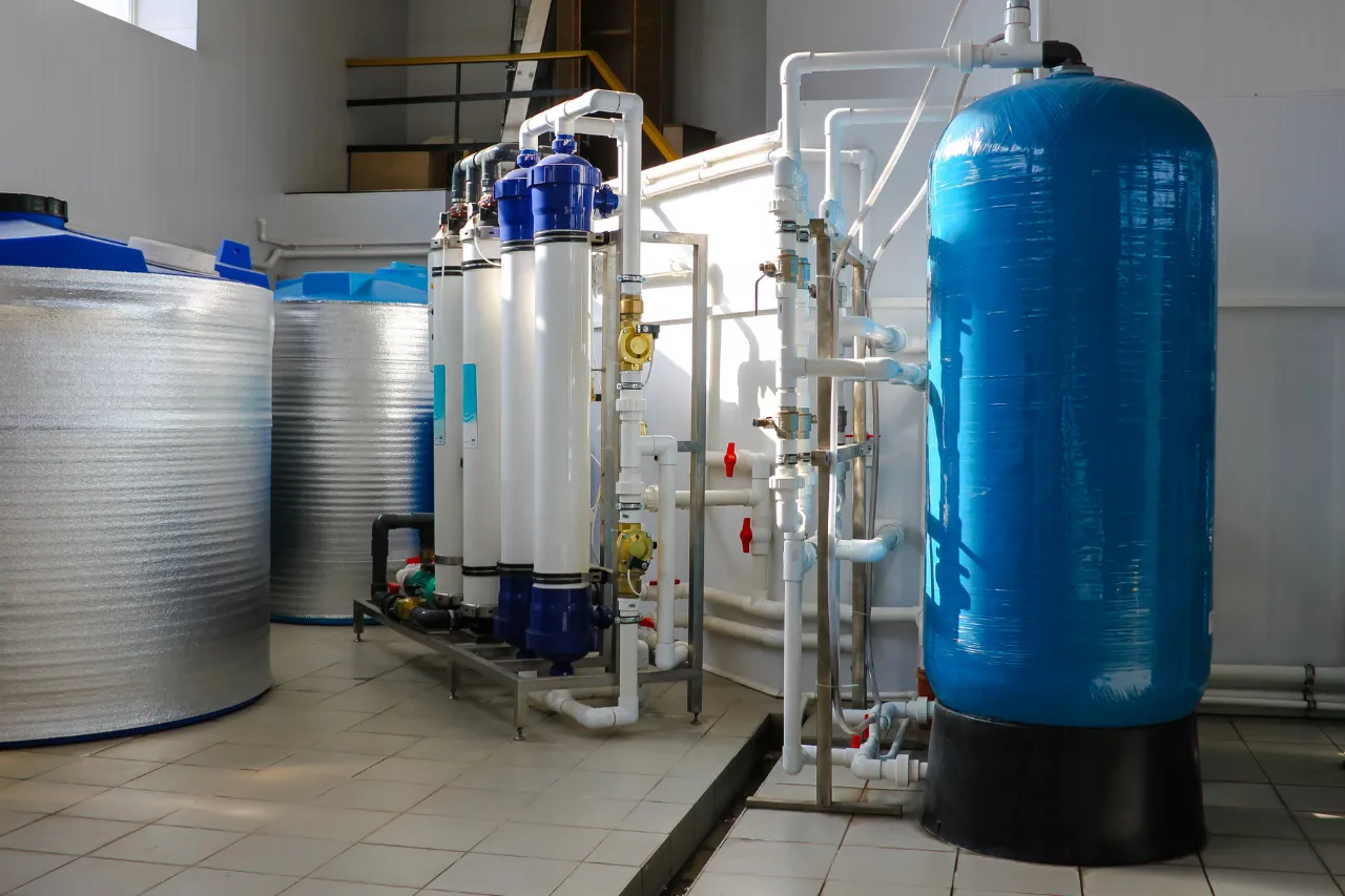 Impianto industriale di filtrazione e trattamento dell'acqua