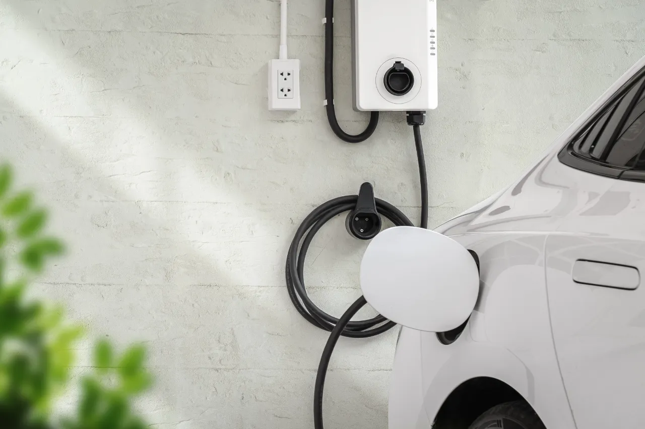 Auto elettrica bianca in ricarica alla wallbox