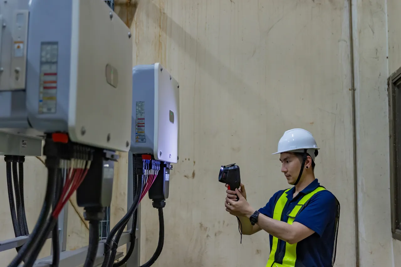 Tecnico ispeziona quadri elettrici con termocamera