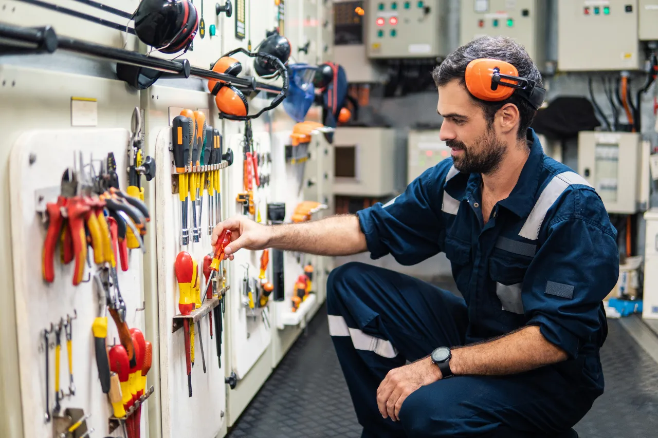 Tecnico seleziona utensili in un'officina industriale