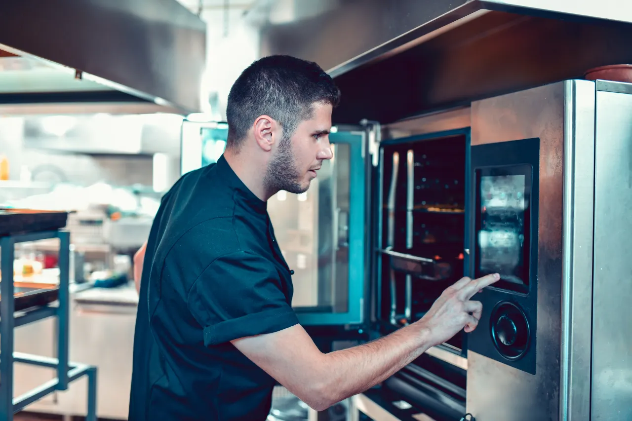Chef imposta forno professionale in cucina