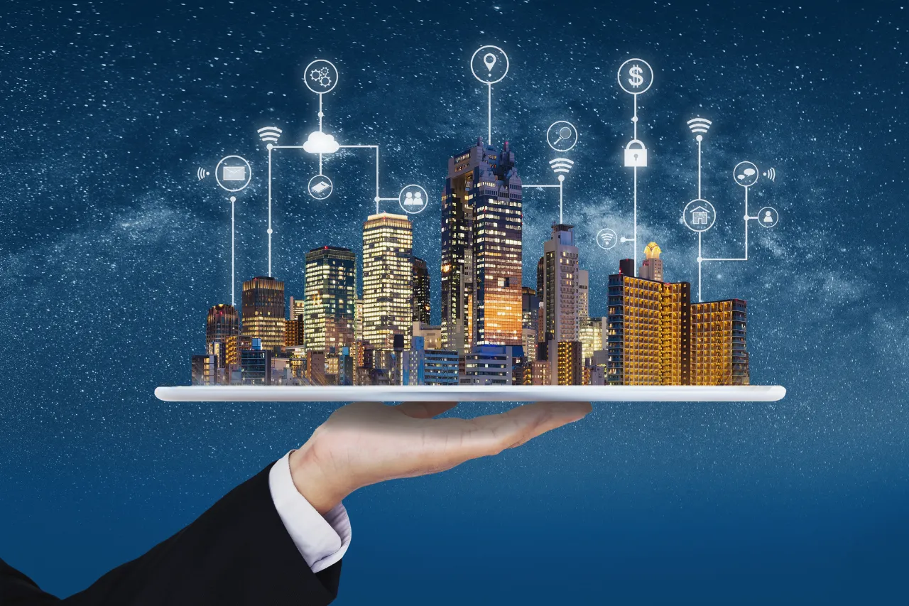Città smart su tablet con icone digitali