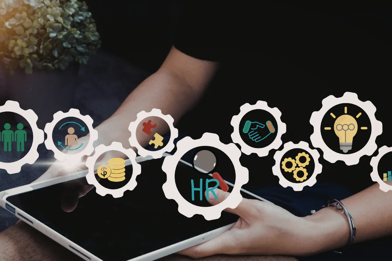 Icone HR e ingranaggi su tablet aziendale