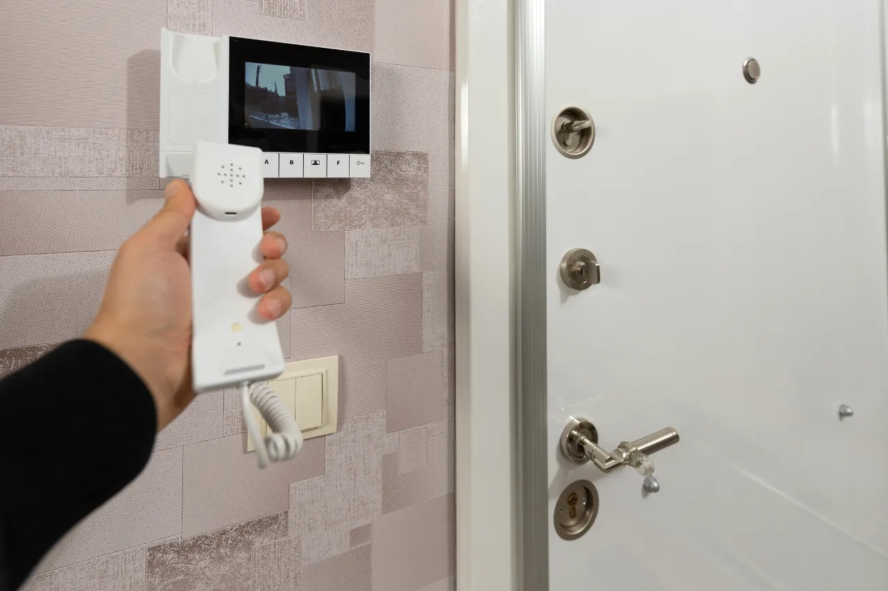 Citofono con videocamera accanto a porta blindata