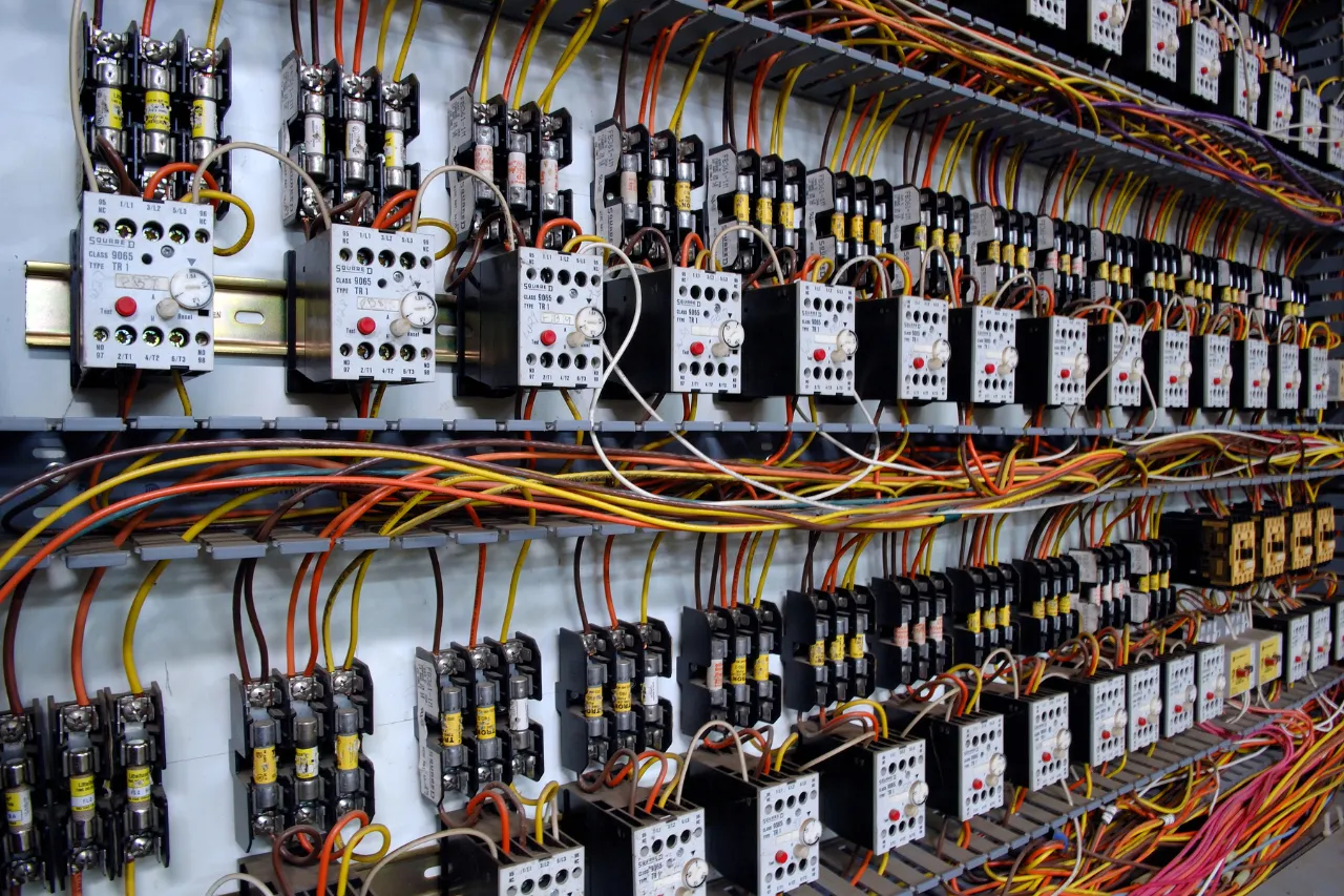 Quadro elettrico industriale con relè, fusibili e cablaggi colorati