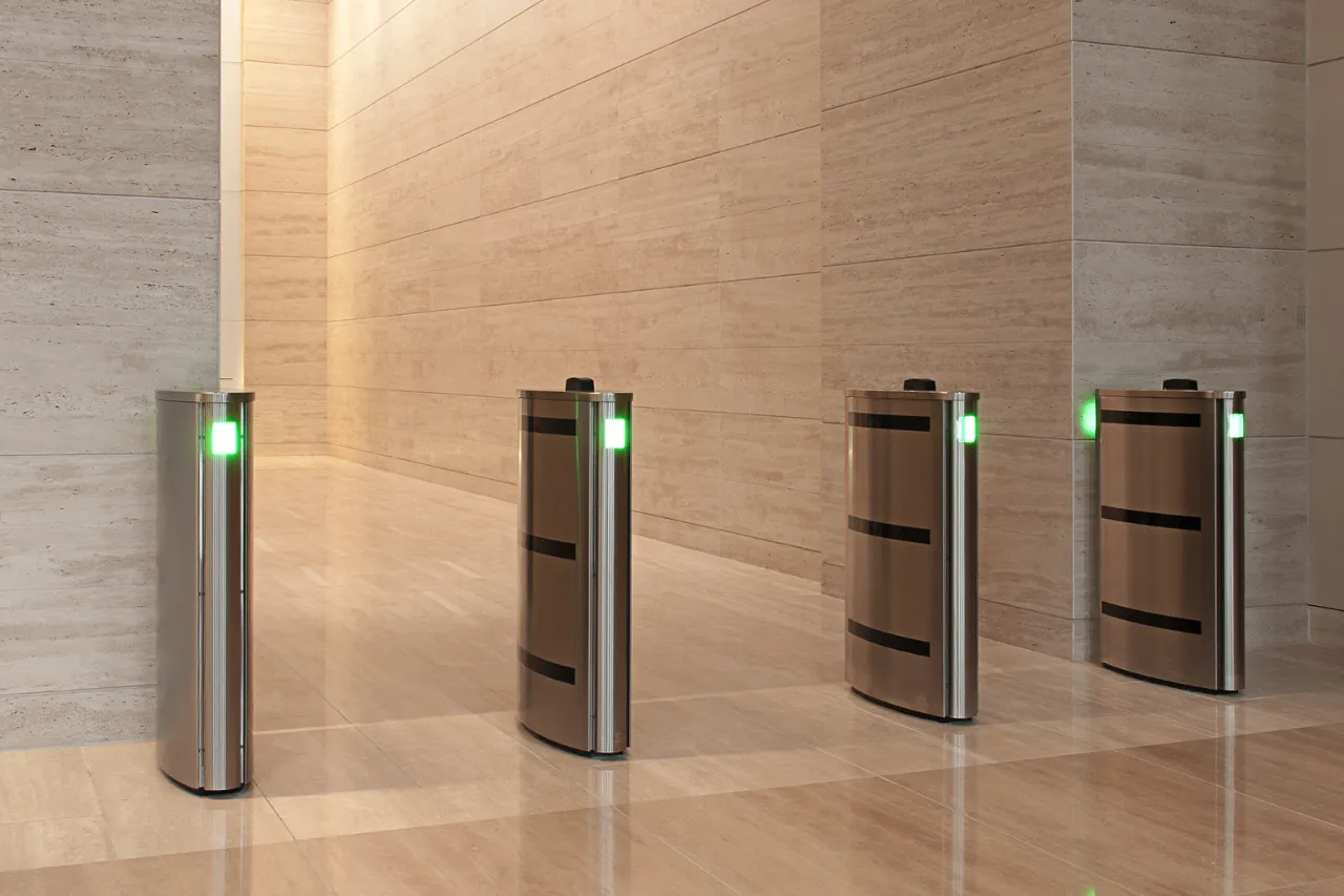 Tornelli automatici moderni in hall con luci verdi