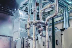 Tubazioni isolate in un impianto industriale