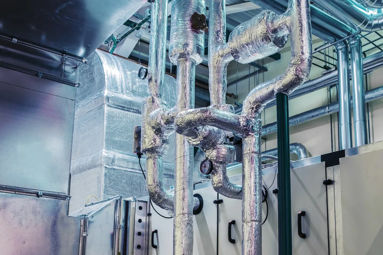 Tubazioni isolate in un impianto industriale