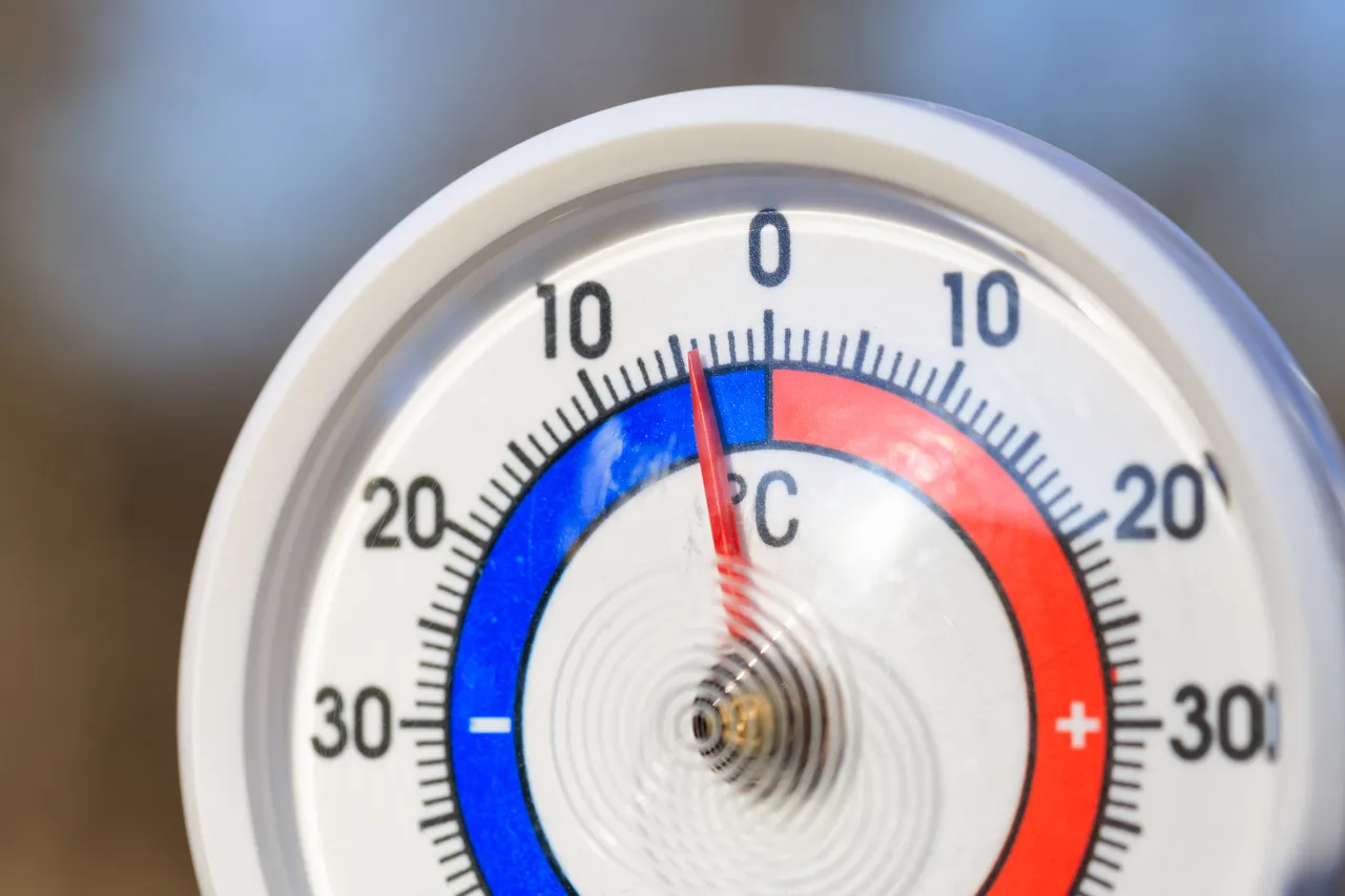 Termometro analogico vicino a zero gradi Celsius