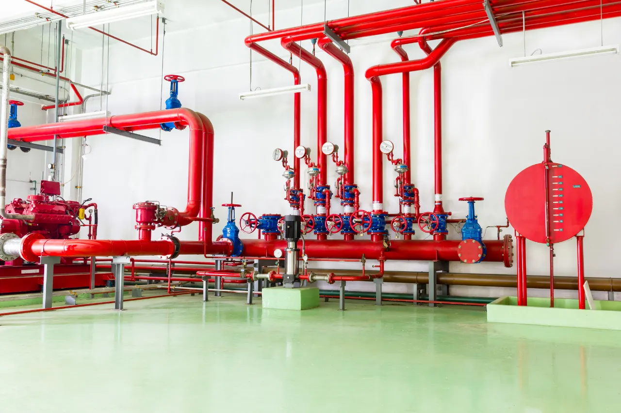 Impianto antincendio industriale con tubazioni rosse e valvole