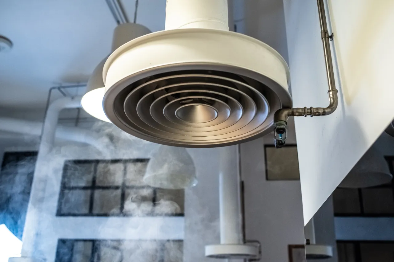 Cappa aspirante industriale con vapore in cucina