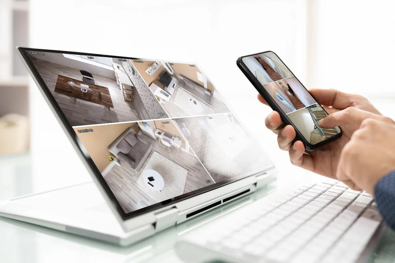Monitoraggio videocamere domestiche su laptop e smartphone