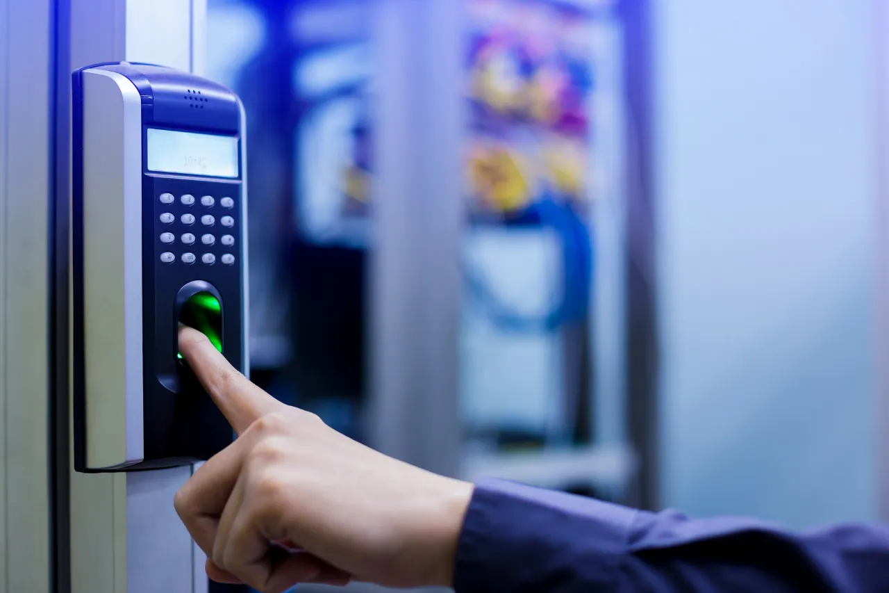 Accesso con impronta digitale su lettore biometrico