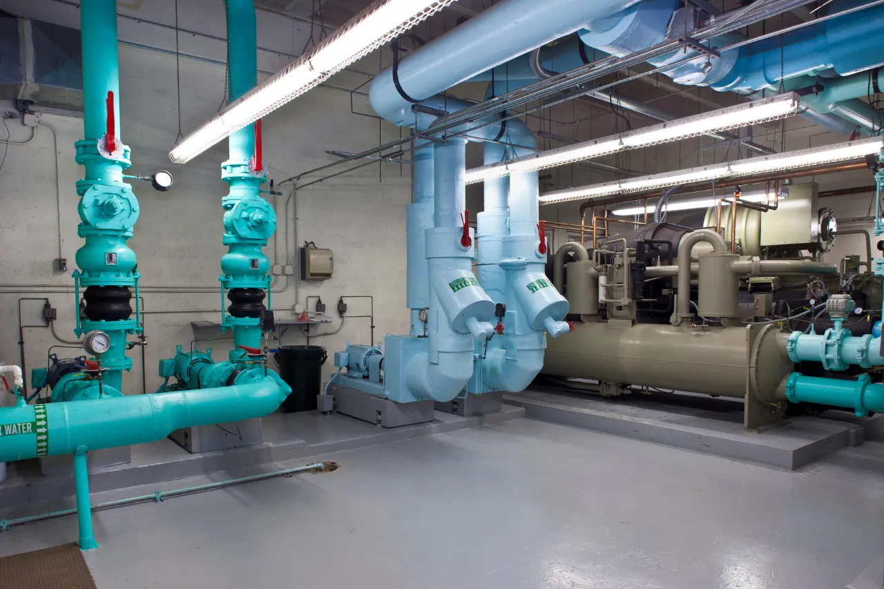 Sala tecnica con tubazioni, valvole e impianti industriali