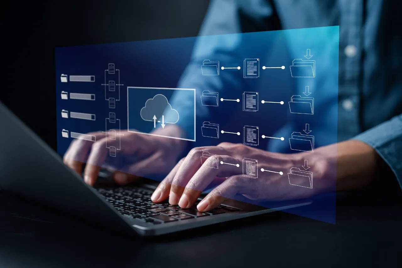 Gestione file cloud su laptop con interfaccia digitale