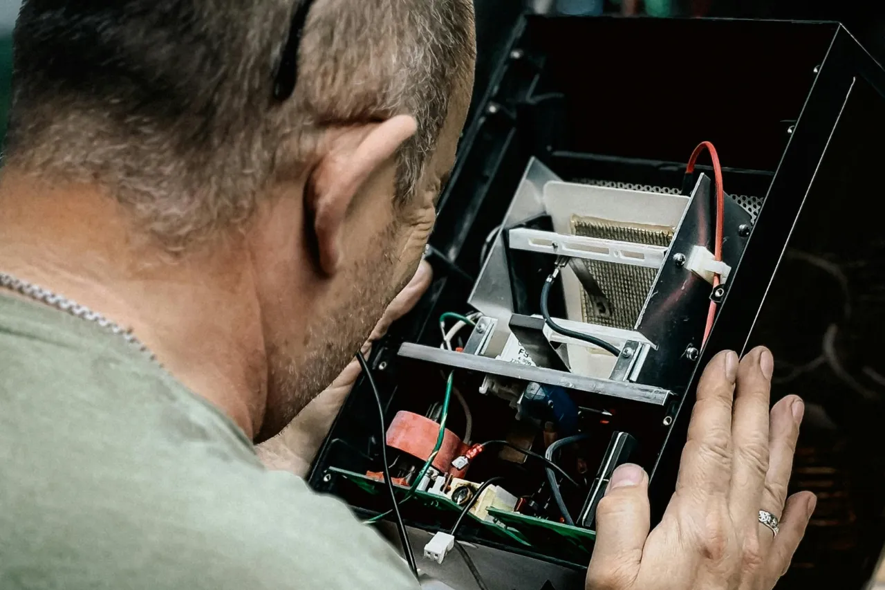 Tecnico ripara un dispositivo elettronico aperto