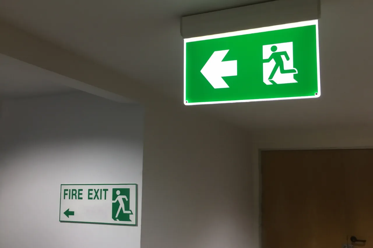 Segnaletica luminosa di uscita di emergenza verso sinistra
