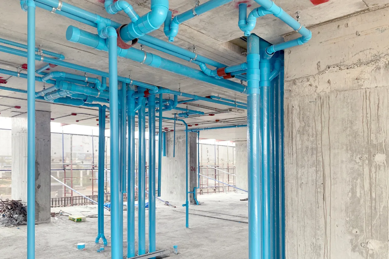 Tubazioni blu installate nel soffitto di un cantiere