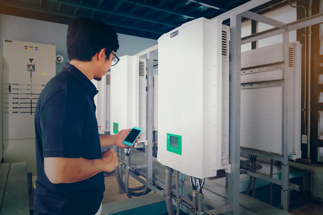 Tecnico controlla apparecchiature industriali con smartphone