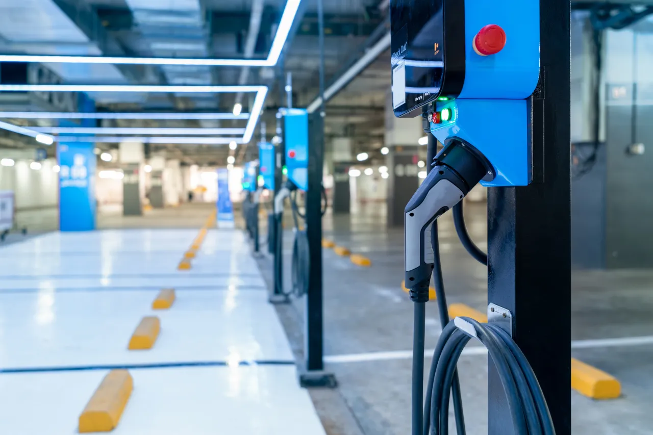 Colonnina di ricarica per veicoli elettrici in parcheggio coperto