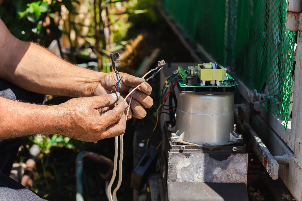 Mani collegano cavi elettrici a motore esterno