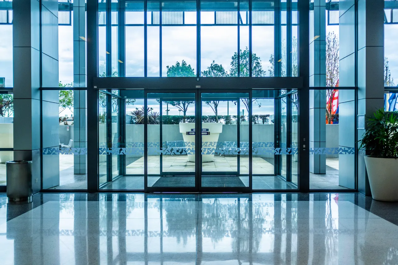 Ingresso moderno in vetro con porte scorrevoli
