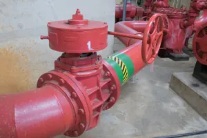 Valvola industriale rossa su tubazione antincendio