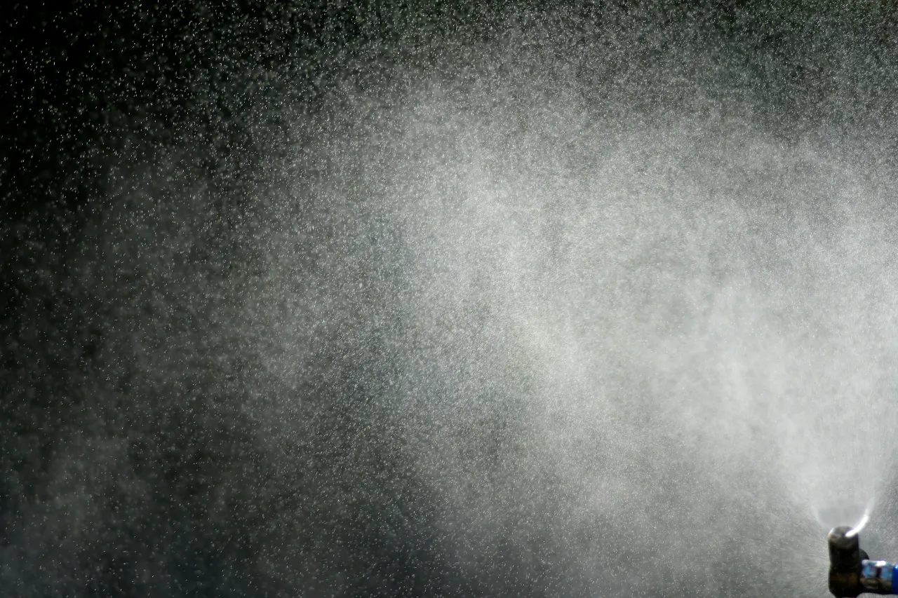 Nebulizzazione d'acqua spruzzata da un ugello