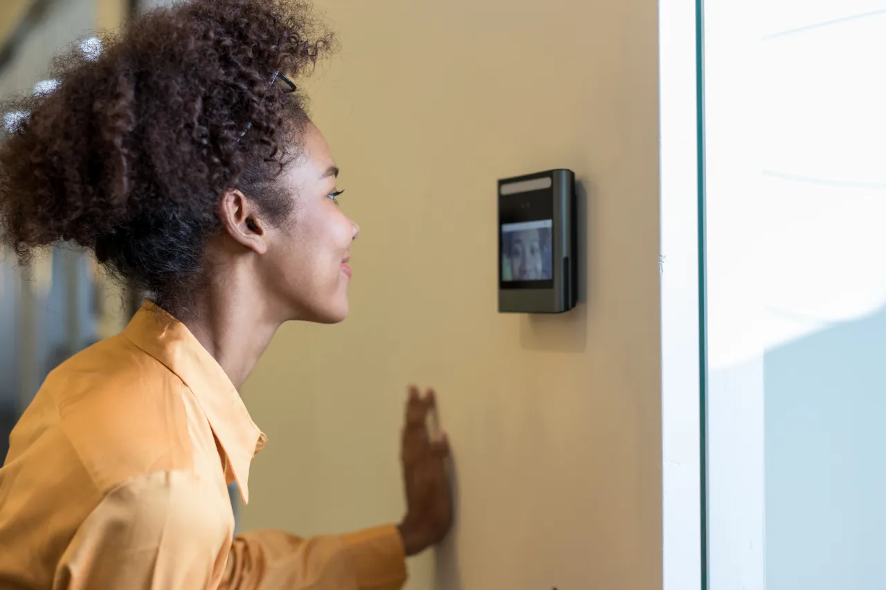 Donna utilizza un citofono video con riconoscimento facciale