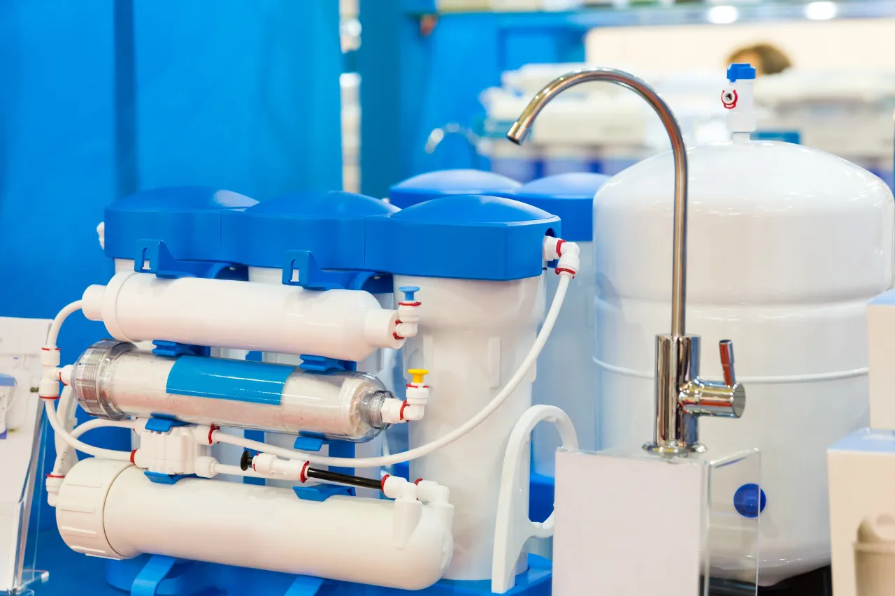 Sistema di filtrazione dell'acqua con rubinetto e serbatoio
