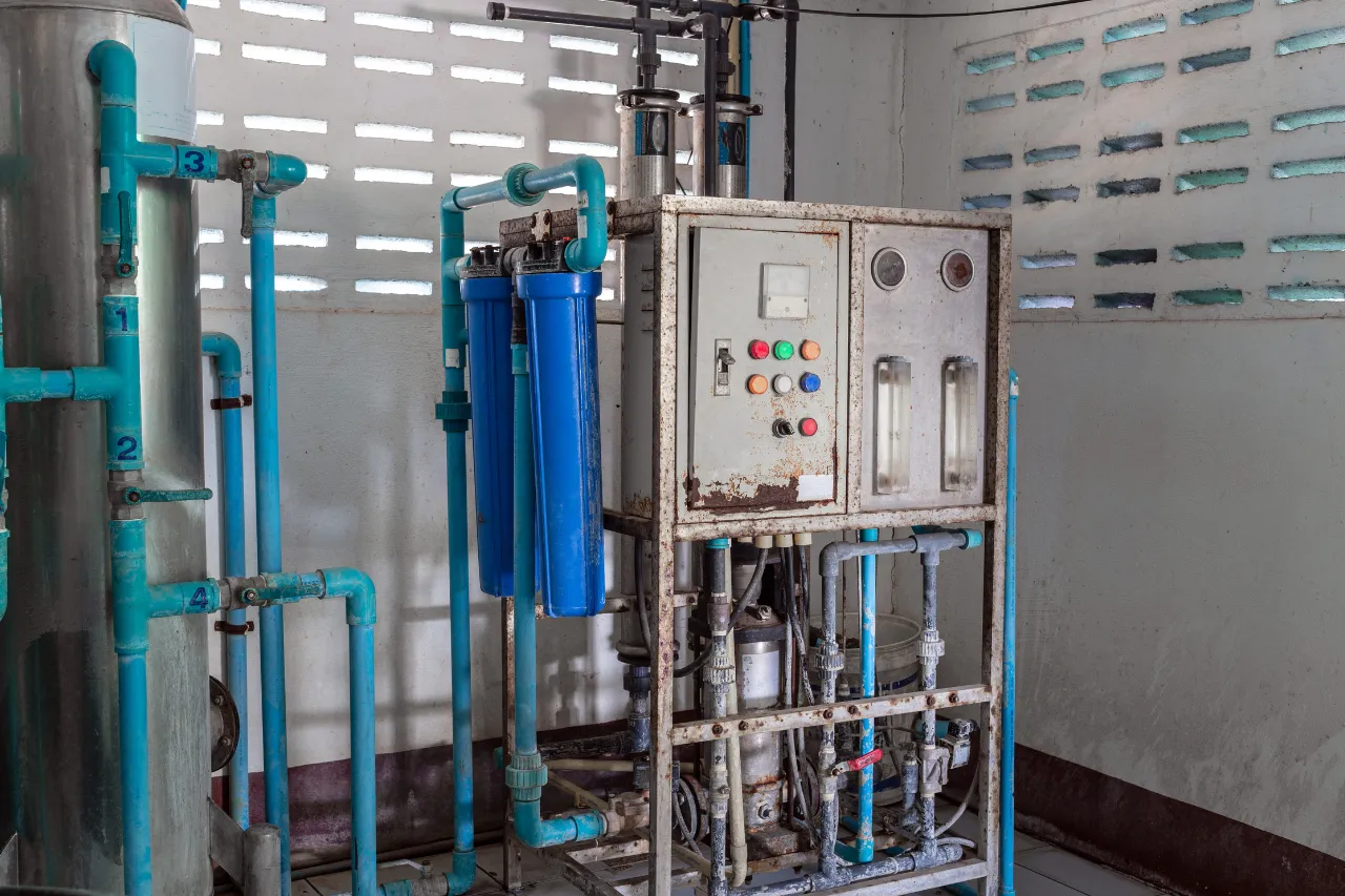 Impianto industriale di filtrazione dell'acqua con tubazioni blu