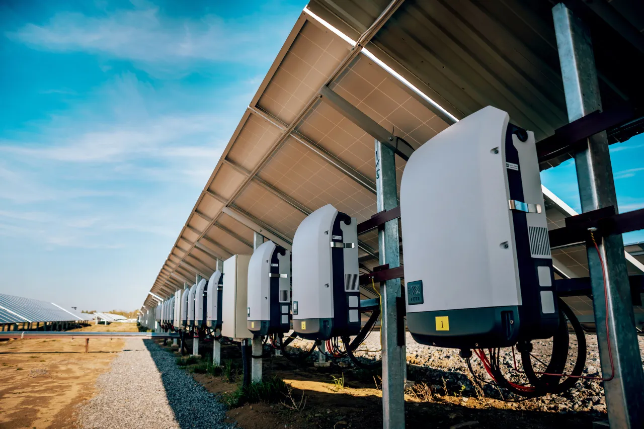 Inverter sotto pannelli solari in un impianto fotovoltaico