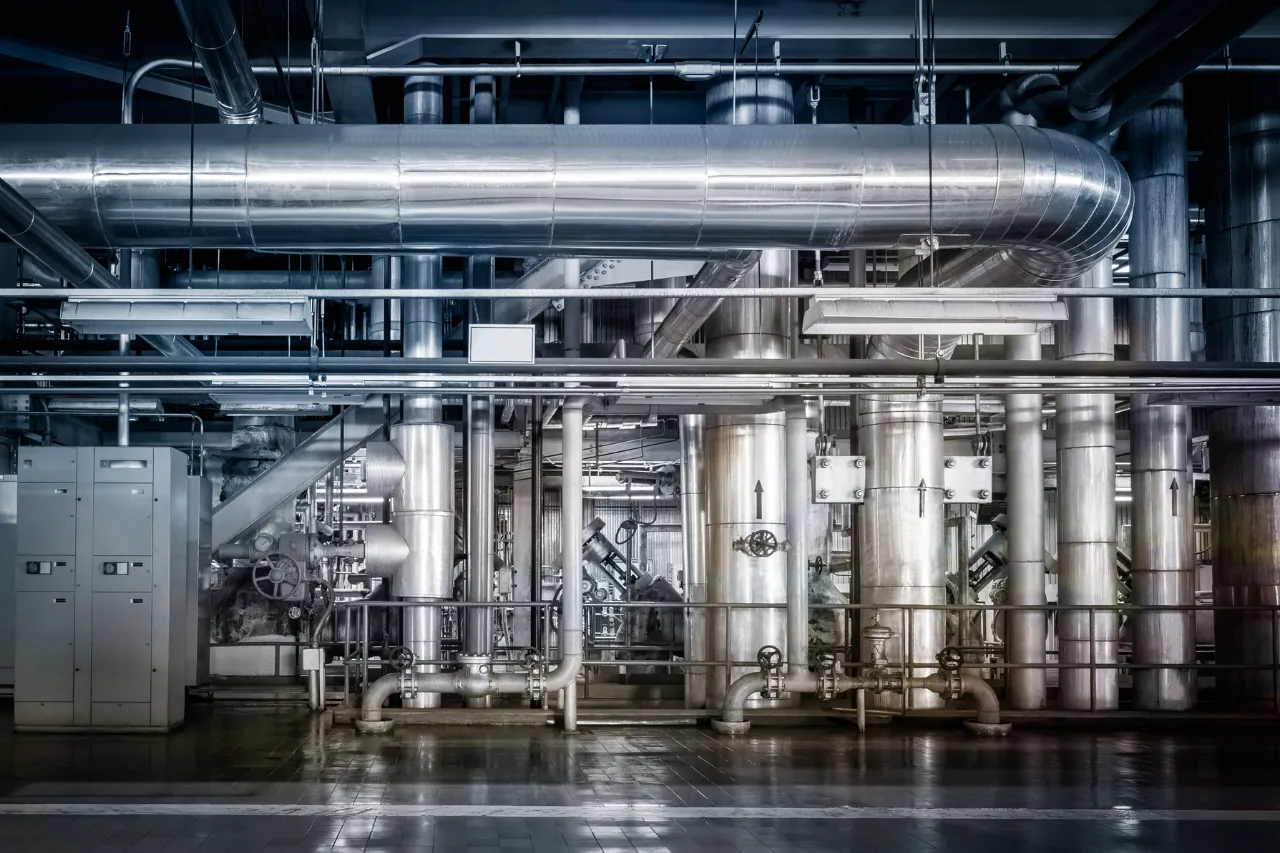 Rete di tubazioni metalliche in un impianto industriale