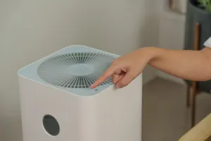 Mano accende un purificatore d’aria domestico