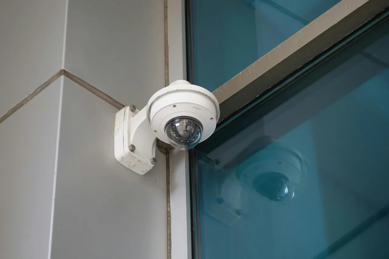 Telecamera di sorveglianza esterna su edificio moderno