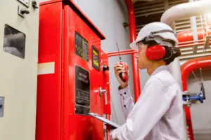 Tecnico controlla centralina antincendio con ricetrasmittente