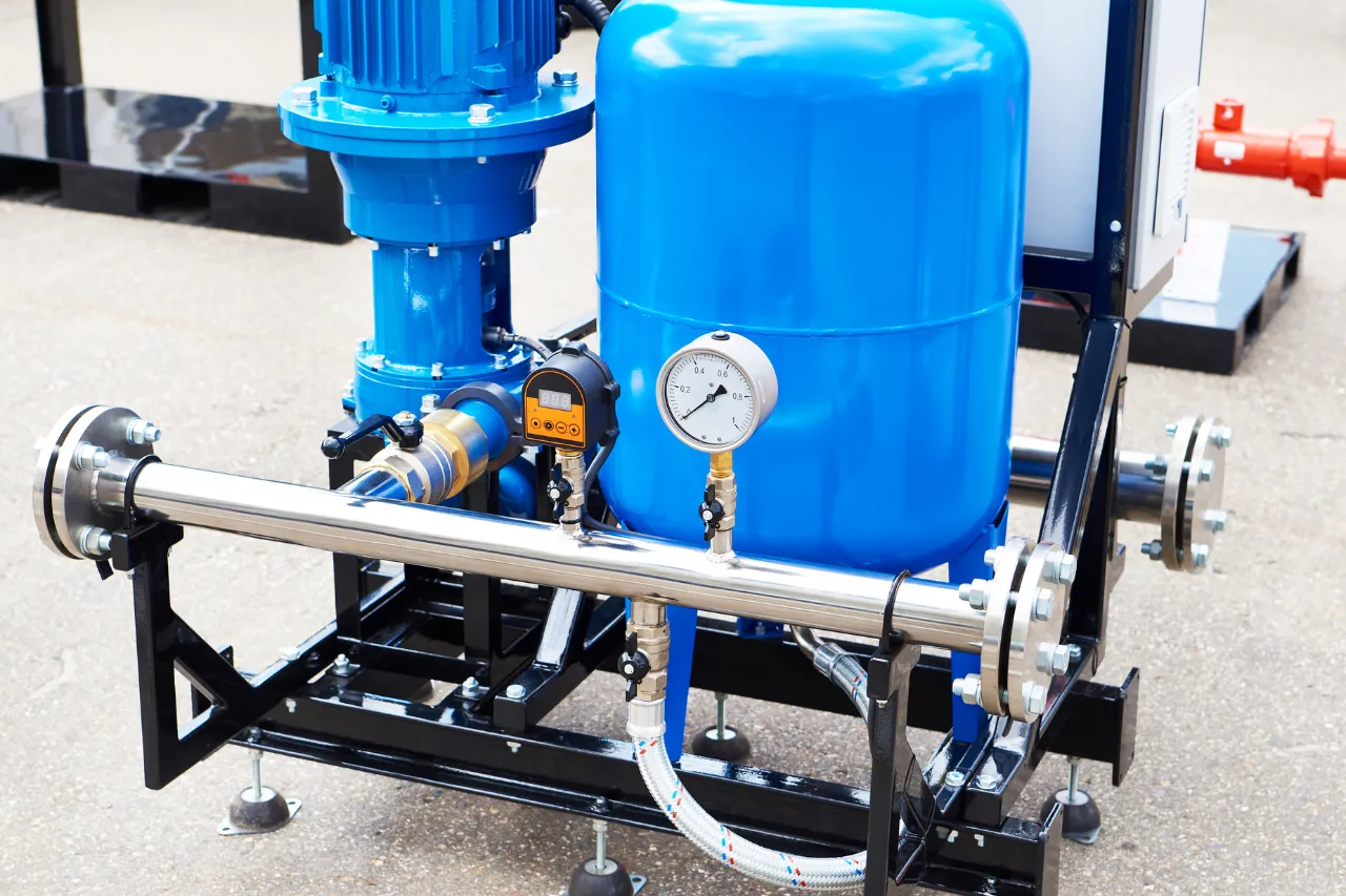 Gruppo di pressurizzazione industriale con serbatoio blu e manometro