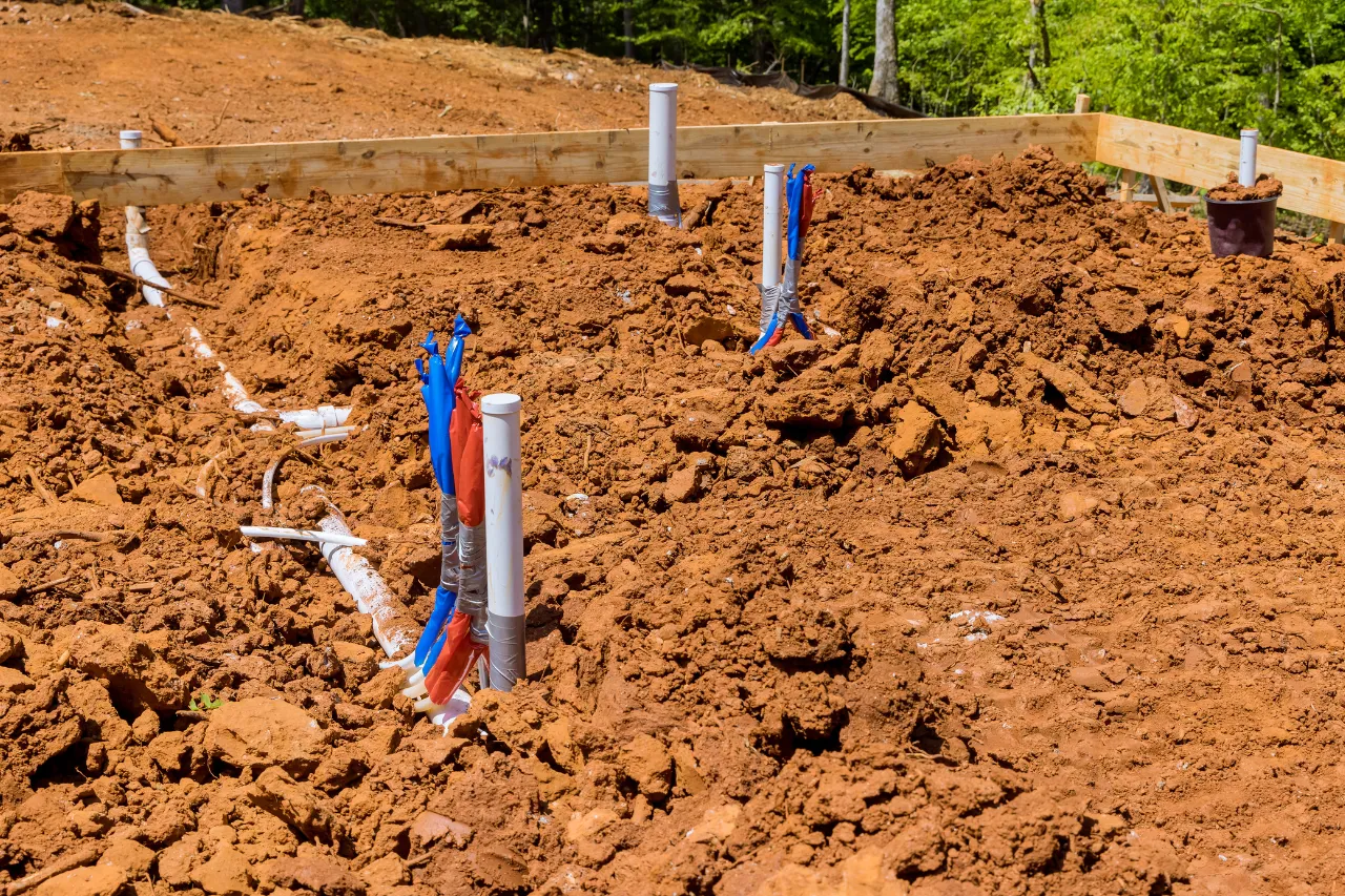 Tubi e cavi predisposti nelle fondamenta di un cantiere