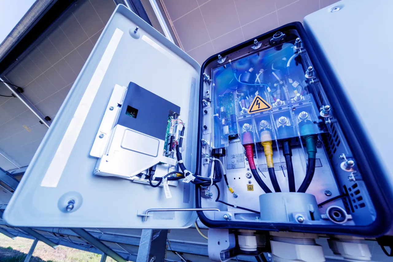Quadro elettrico aperto con cablaggi e segnale di alta tensione