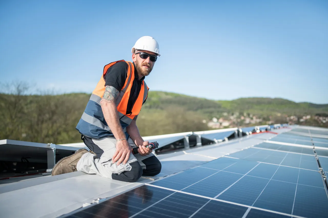 Tecnico installa pannelli solari su un tetto