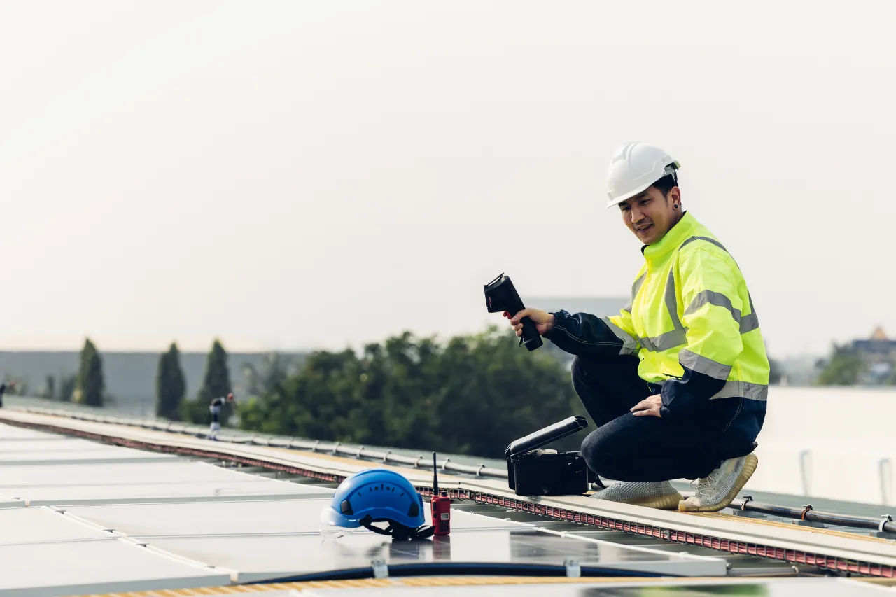 Tecnico installa pannelli solari su un tetto