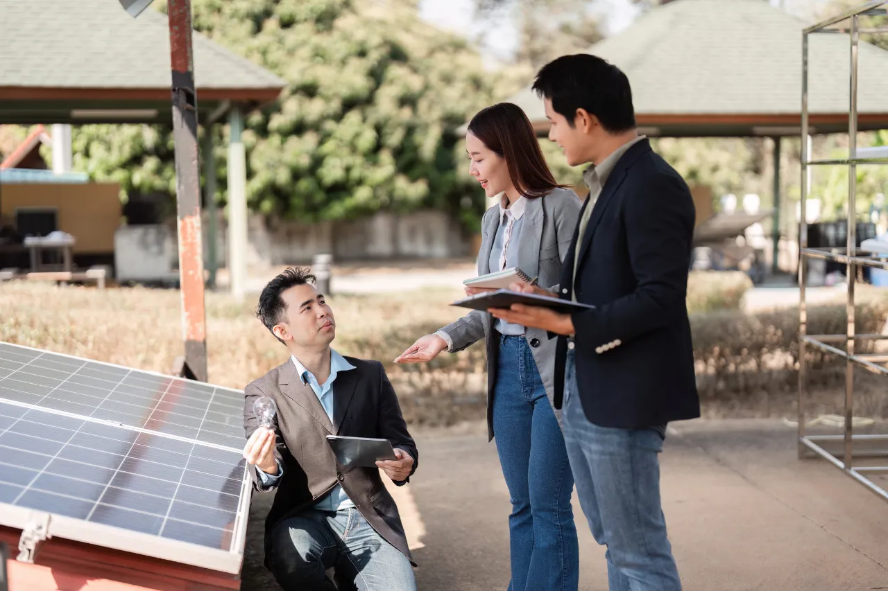 Consulenti esaminano un pannello solare all'aperto