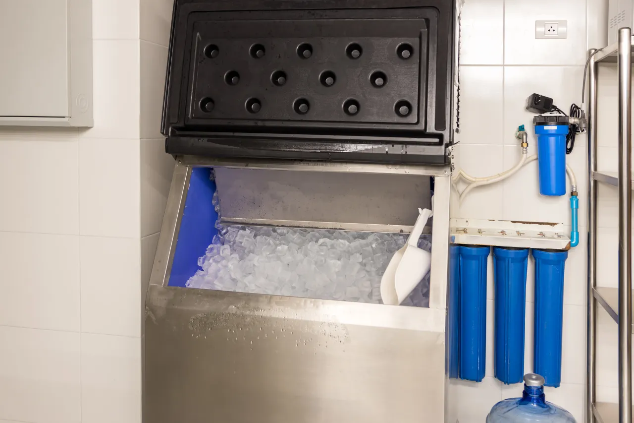 Macchina del ghiaccio aperta con filtri dell’acqua blu