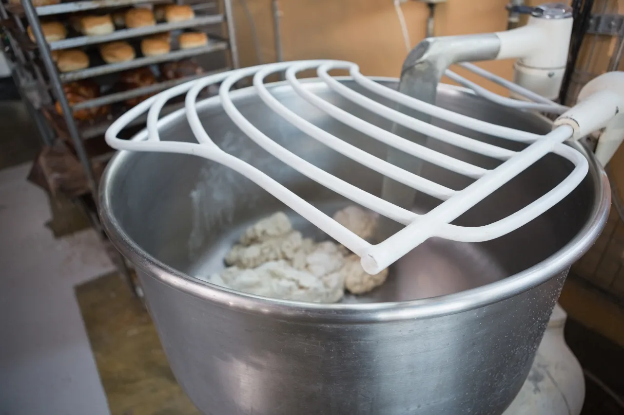 Impastatrice industriale con impasto per pane