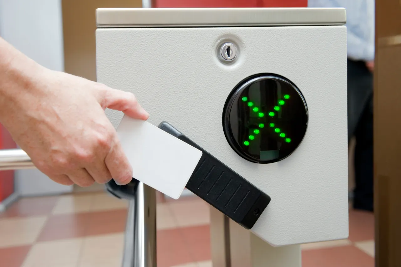 Mano usa tessera RFID su tornello con segnale verde