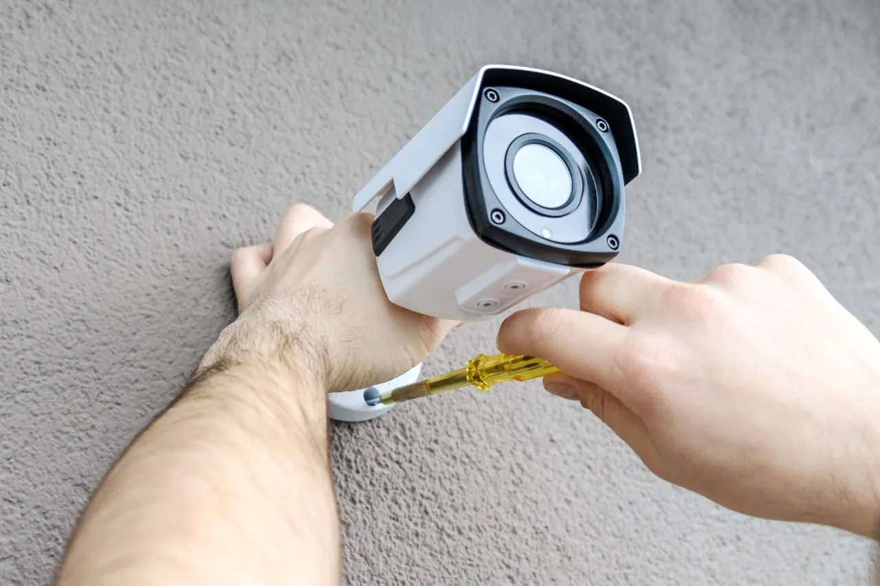 Installazione di telecamera di sicurezza su parete esterna
