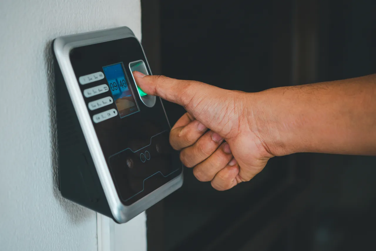 Persona usa lettore biometrico per controllo accessi