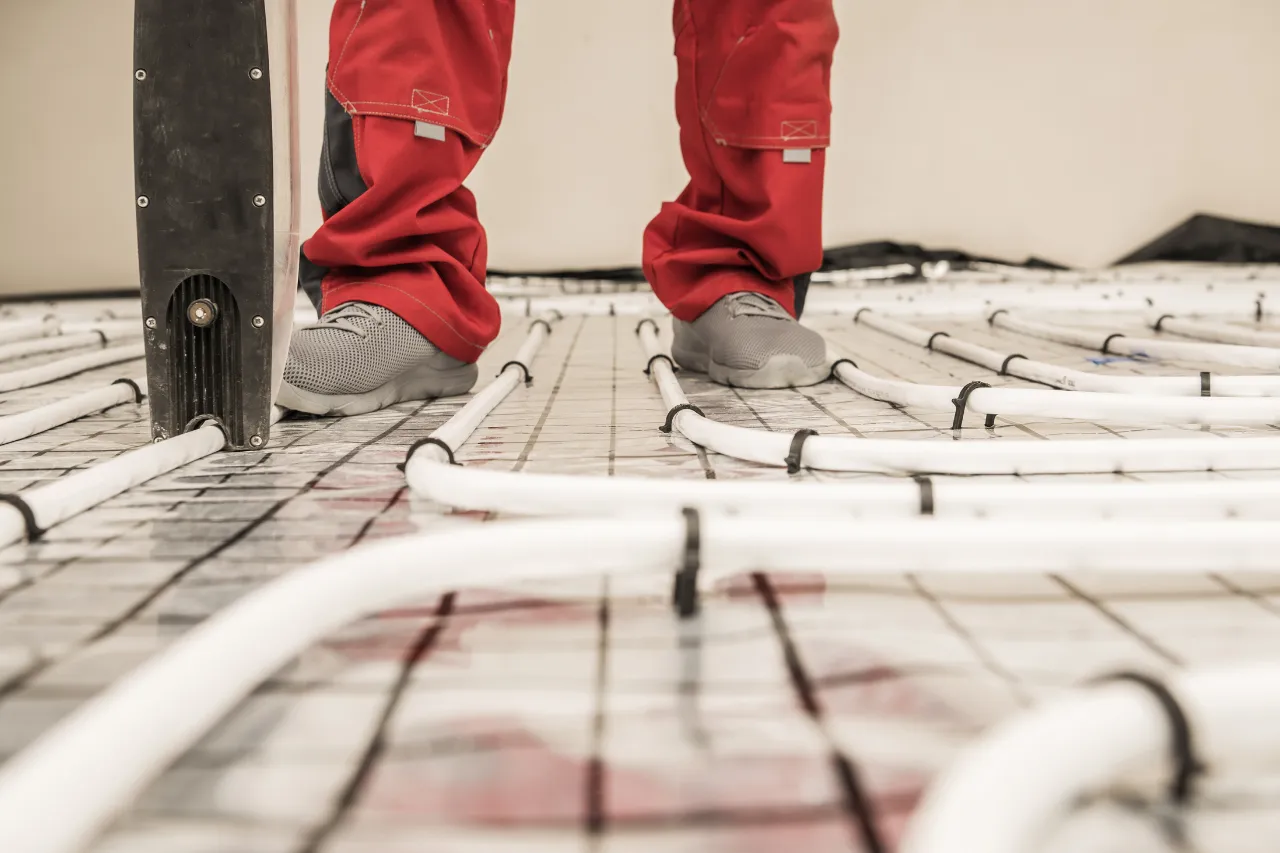 Installatore posa tubi per riscaldamento a pavimento